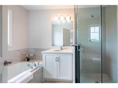 120 Dunrobin Lane, Grimsby, ON - Indoor Photo Showing Bathroom