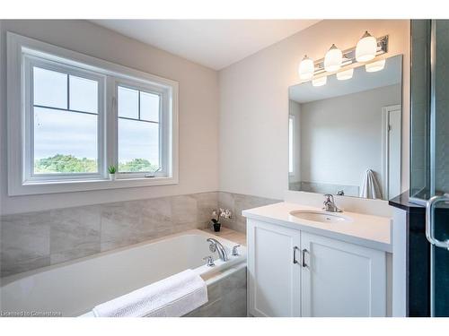 120 Dunrobin Lane, Grimsby, ON - Indoor Photo Showing Bathroom