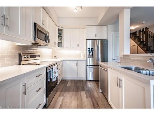 120 Dunrobin Lane, Grimsby, ON - Indoor Photo Showing Kitchen With Double Sink With Upgraded Kitchen