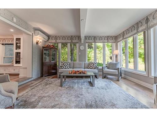 3867 Quarry Road Road, Beamsville, ON - Indoor Photo Showing Living Room