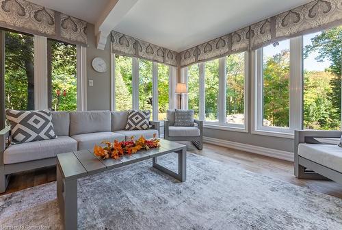 3867 Quarry Road Road, Beamsville, ON - Indoor Photo Showing Living Room