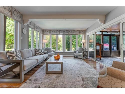 3867 Quarry Road Road, Beamsville, ON - Indoor Photo Showing Living Room