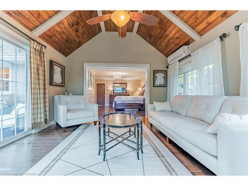 3867 Quarry Road Road, Beamsville, ON - Indoor Photo Showing Living Room