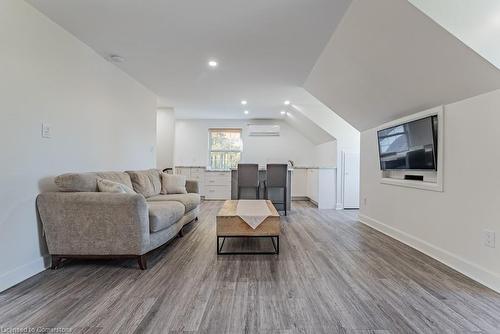 3867 Quarry Road Road, Beamsville, ON - Indoor Photo Showing Living Room