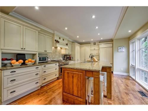 152 Cavendish Court, Oakville, ON - Indoor Photo Showing Kitchen