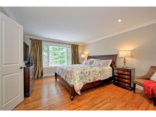 152 Cavendish Court, Oakville, ON - Indoor Photo Showing Bedroom