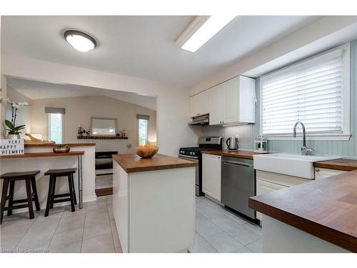 1098 Stephenson Drive, Burlington, ON - Indoor Photo Showing Kitchen