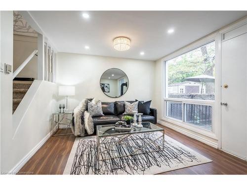 B52-25 Britten Close, Hamilton, ON - Indoor Photo Showing Living Room