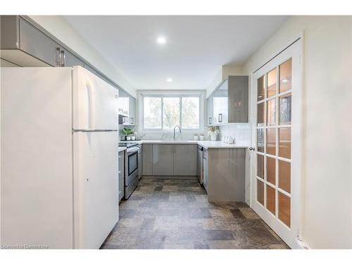 B52-25 Britten Close, Hamilton, ON - Indoor Photo Showing Kitchen