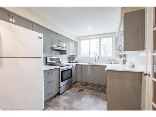 B52-25 Britten Close, Hamilton, ON - Indoor Photo Showing Kitchen