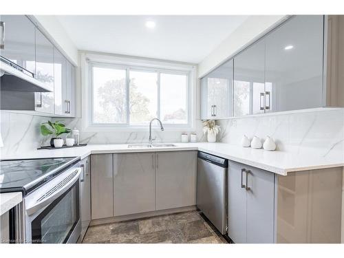 B52-25 Britten Close, Hamilton, ON - Indoor Photo Showing Kitchen