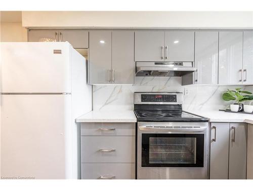 B52-25 Britten Close, Hamilton, ON - Indoor Photo Showing Kitchen