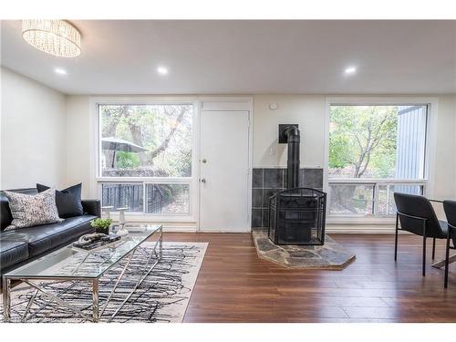 B52-25 Britten Close, Hamilton, ON - Indoor Photo Showing Living Room