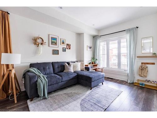 64 Lorne Avenue, Hamilton, ON - Indoor Photo Showing Living Room