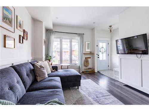 64 Lorne Avenue, Hamilton, ON - Indoor Photo Showing Living Room