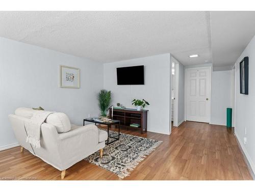 4-241 Limeridge Road W, Hamilton, ON - Indoor Photo Showing Living Room