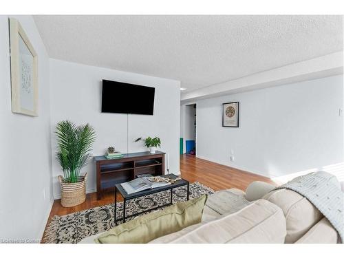 4-241 Limeridge Road W, Hamilton, ON - Indoor Photo Showing Living Room