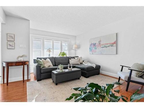 4-241 Limeridge Road W, Hamilton, ON - Indoor Photo Showing Living Room