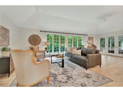 362 Lynden Road, Lynden, ON - Indoor Photo Showing Living Room