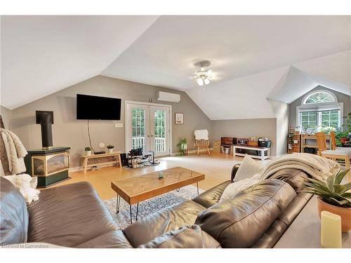 362 Lynden Road, Lynden, ON - Indoor Photo Showing Living Room