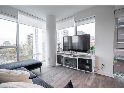 309-28 Ann Street, Mississauga, ON - Indoor Photo Showing Living Room