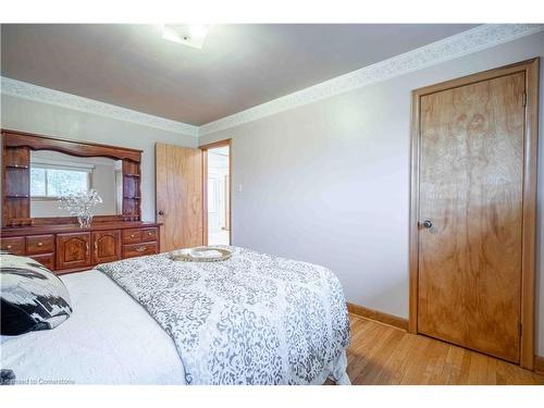 10 Salmond Court, Hamilton, ON - Indoor Photo Showing Bedroom