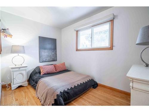 10 Salmond Court, Hamilton, ON - Indoor Photo Showing Bedroom