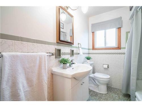 10 Salmond Court, Hamilton, ON - Indoor Photo Showing Bathroom