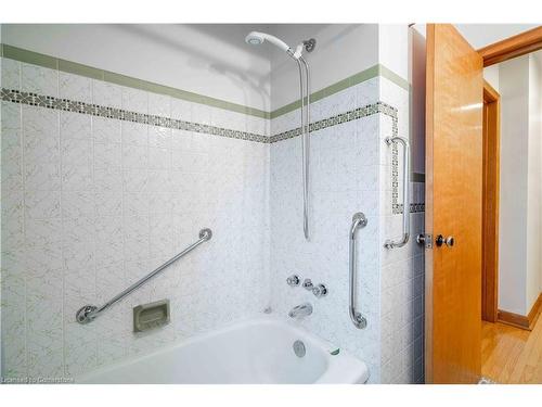 10 Salmond Court, Hamilton, ON - Indoor Photo Showing Bathroom