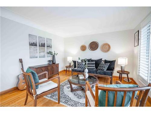 10 Salmond Court, Hamilton, ON - Indoor Photo Showing Living Room