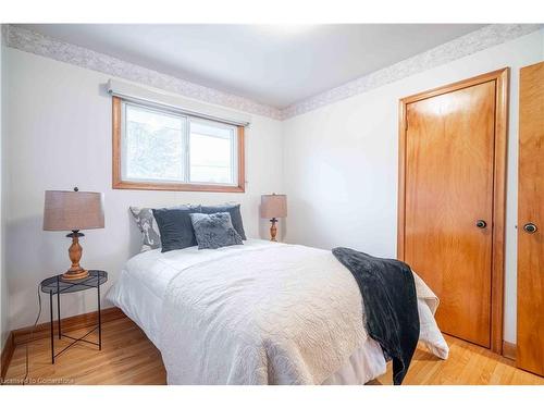 10 Salmond Court, Hamilton, ON - Indoor Photo Showing Bedroom