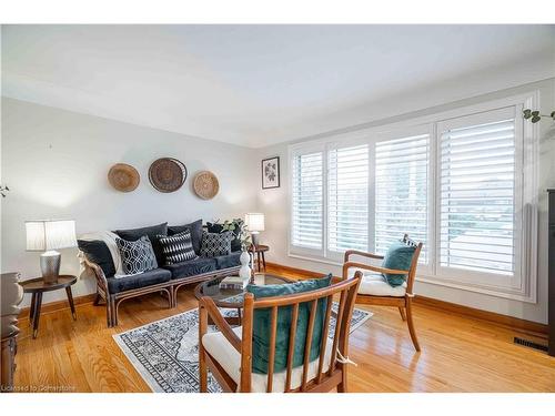 10 Salmond Court, Hamilton, ON - Indoor Photo Showing Living Room