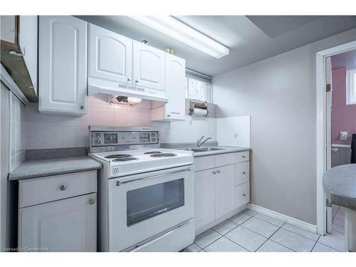 10 Salmond Court, Hamilton, ON - Indoor Photo Showing Kitchen