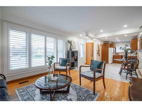 10 Salmond Court, Hamilton, ON - Indoor Photo Showing Living Room