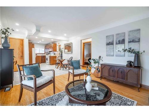 10 Salmond Court, Hamilton, ON - Indoor Photo Showing Living Room