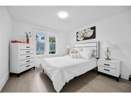 222 Province Street S, Hamilton, ON - Indoor Photo Showing Bedroom