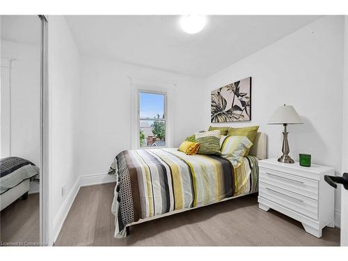 222 Province Street S, Hamilton, ON - Indoor Photo Showing Bedroom