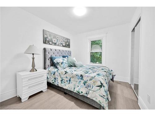 222 Province Street S, Hamilton, ON - Indoor Photo Showing Bedroom