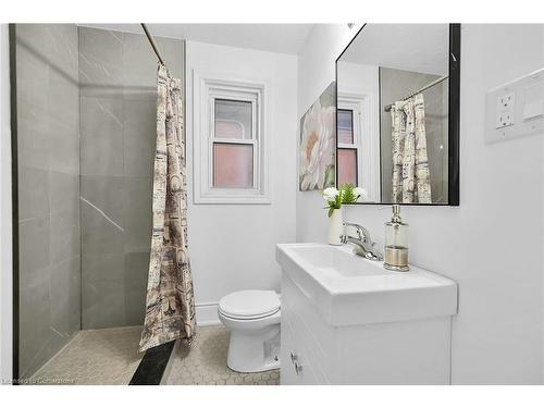 222 Province Street S, Hamilton, ON - Indoor Photo Showing Bathroom