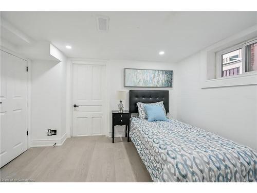 222 Province Street S, Hamilton, ON - Indoor Photo Showing Bedroom