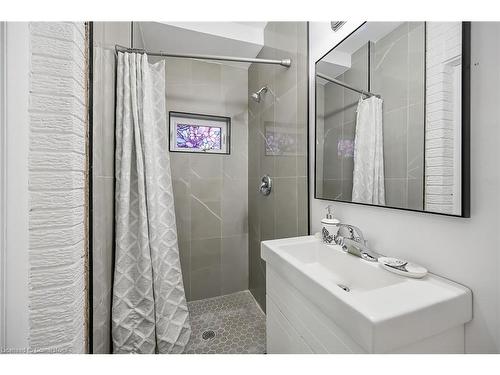 222 Province Street S, Hamilton, ON - Indoor Photo Showing Bathroom