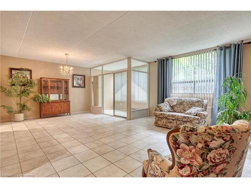 104-99 Donn Avenue, Stoney Creek, ON - Indoor Photo Showing Living Room