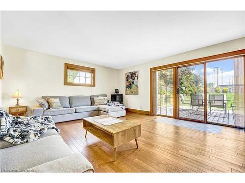 6398 Orchard Avenue, Niagara Falls, ON - Indoor Photo Showing Living Room