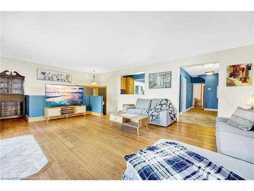 6398 Orchard Avenue, Niagara Falls, ON - Indoor Photo Showing Living Room