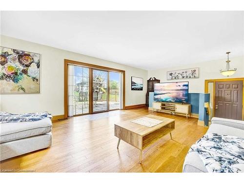 6398 Orchard Avenue, Niagara Falls, ON - Indoor Photo Showing Living Room