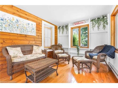 6398 Orchard Avenue, Niagara Falls, ON - Indoor Photo Showing Living Room