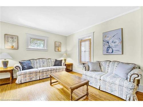 6398 Orchard Avenue, Niagara Falls, ON - Indoor Photo Showing Living Room