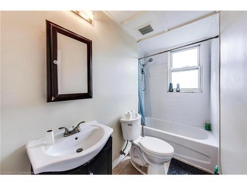 208 East Avenue N, Hamilton, ON - Indoor Photo Showing Bathroom