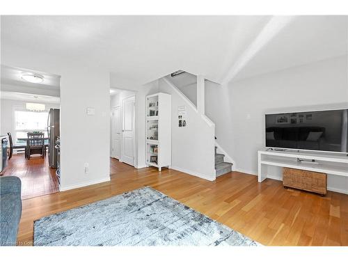 4-476 Grey Street, Brantford, ON - Indoor Photo Showing Living Room