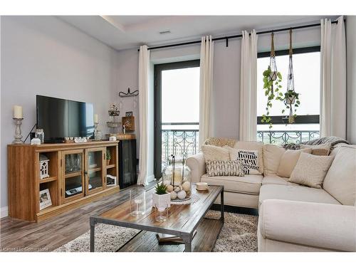 903-112 King Street E, Hamilton, ON - Indoor Photo Showing Living Room